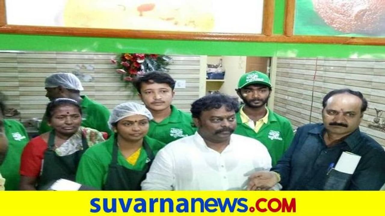 ಅಪ್ಪಾಜಿ ಕ್ಯಾಂಟೀನ್ನಲ್ಲಿ 1 ರೂ.ಗೆ ಊಟ ವಿತರಣೆ ಅಪ್ಪಾಜಿ ಕ್ಯಾಂಟೀನ್ನಲ್ಲಿ 1 ರೂ.ಗೆ ಊಟ ವಿತರಣೆ