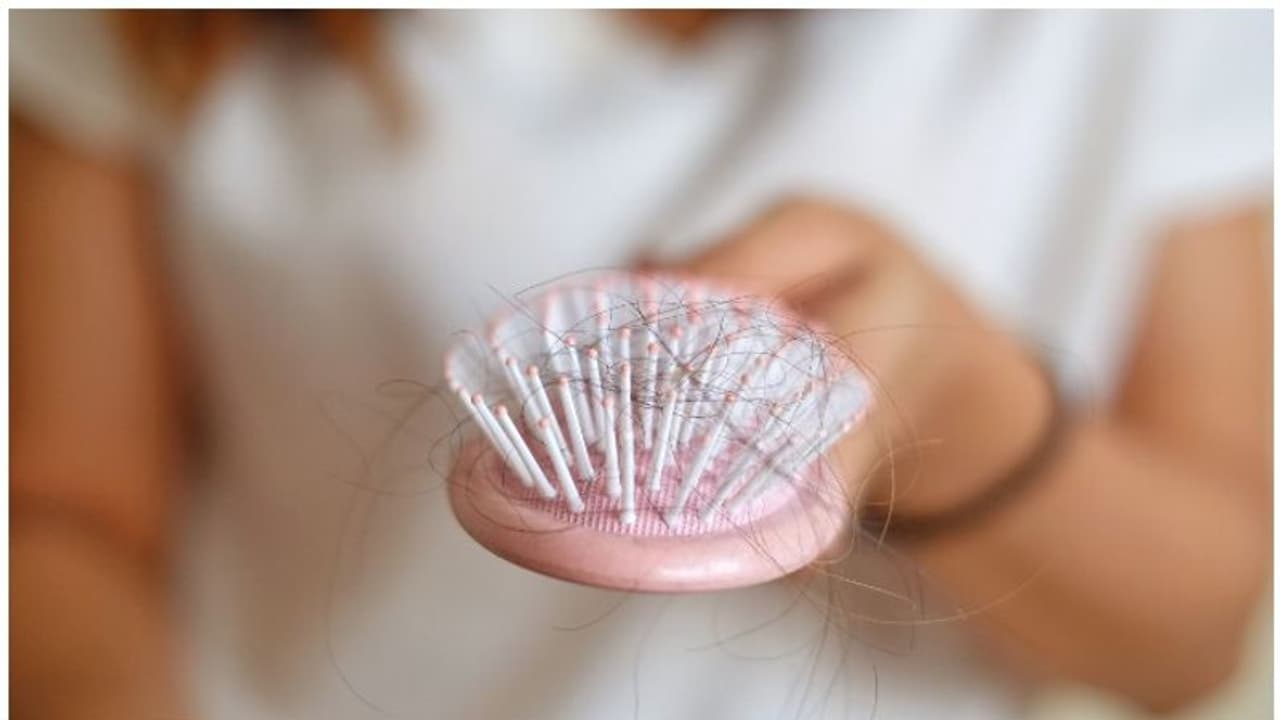 കൊവിഡ് ഭേദമായവരിൽ വ്യാപകമായി മുടികൊഴിച്ചിലുണ്ടാകുന്നതായി റിപ്പോർട്ട്