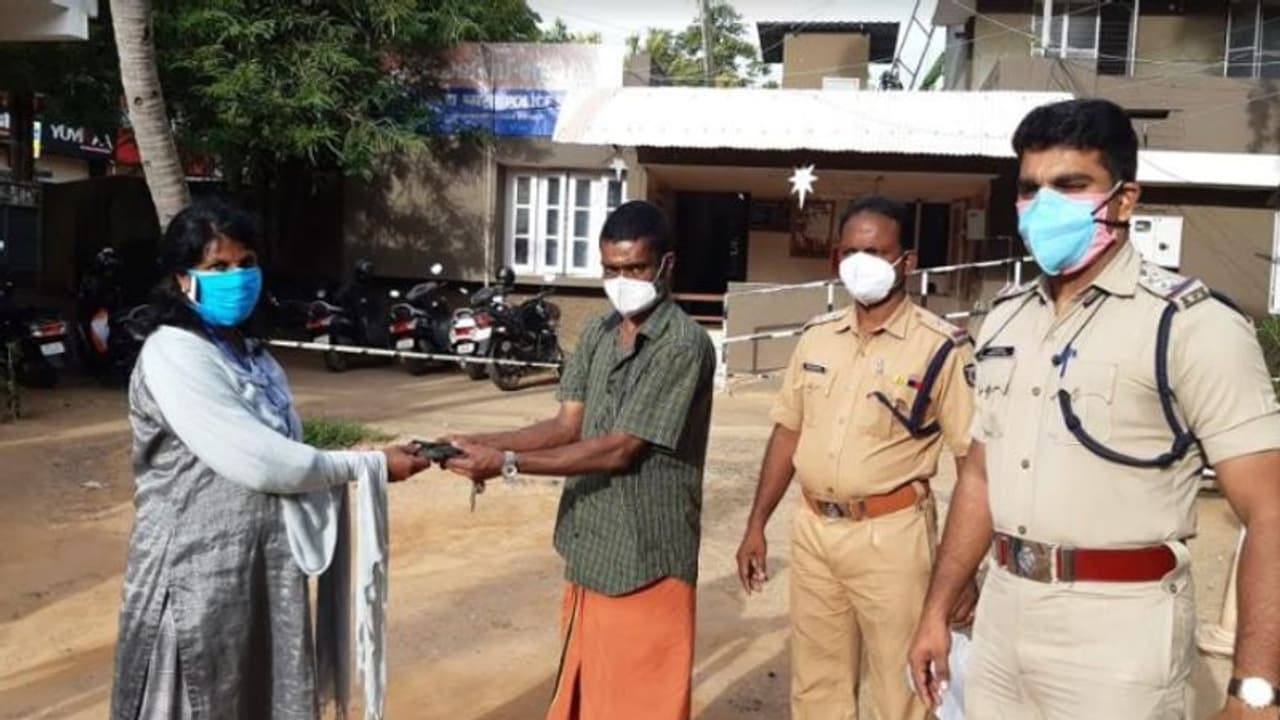 കളഞ്ഞു കിട്ടിയ പഴ്സില് 21000 രൂപ; പണവും പഴ്സും ഉടമക്ക് തിരികെ നല്കി ഓട്ടോ ഡ്രൈവര് കളഞ്ഞു കിട്ടിയ പഴ്സില് 21000 രൂപ; പണവും പഴ്സും ഉടമക്ക് തിരികെ നല്കി ഓട്ടോ ഡ്രൈവര്