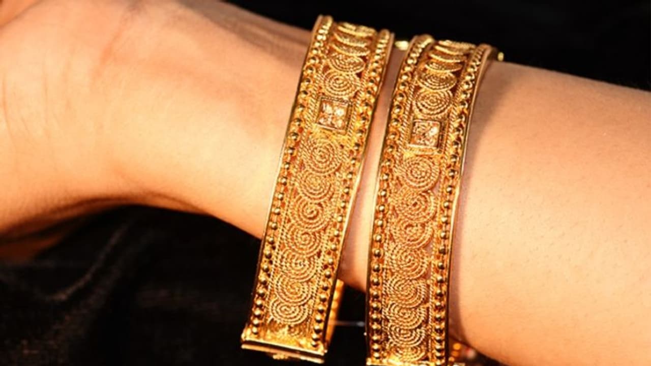জানুয়ারির শেষ দিনেও স্বস্তি নেই সোনার দামে, কলকাতায় ৫০ হাজারের কাছাকাছি প্রতি ১০ গ্রাম ২৪ ক্যারেট সোনা জানুয়ারির শেষ দিনেও স্বস্তি নেই সোনার দামে, কলকাতায় ৫০ হাজারের কাছাকাছি প্রতি ১০ গ্রাম ২৪ ক্যারেট সোনা