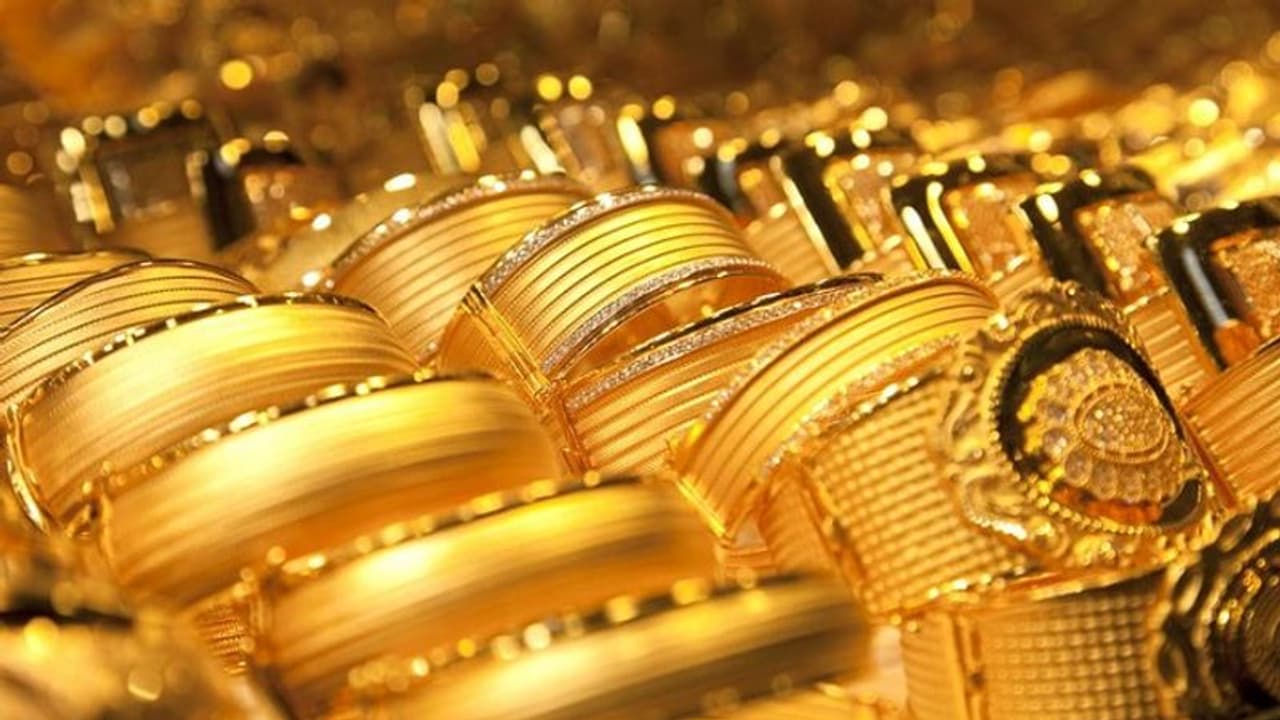 Gold Price Today বর্ষশেষের প্রাক্কালে সোনার দামে সামান্য পতন, তবুও হাসি ফুটল না মধ্যবিত্তের মুখে Gold Price Today বর্ষশেষের প্রাক্কালে সোনার দামে সামান্য পতন, তবুও হাসি ফুটল না মধ্যবিত্তের মুখে