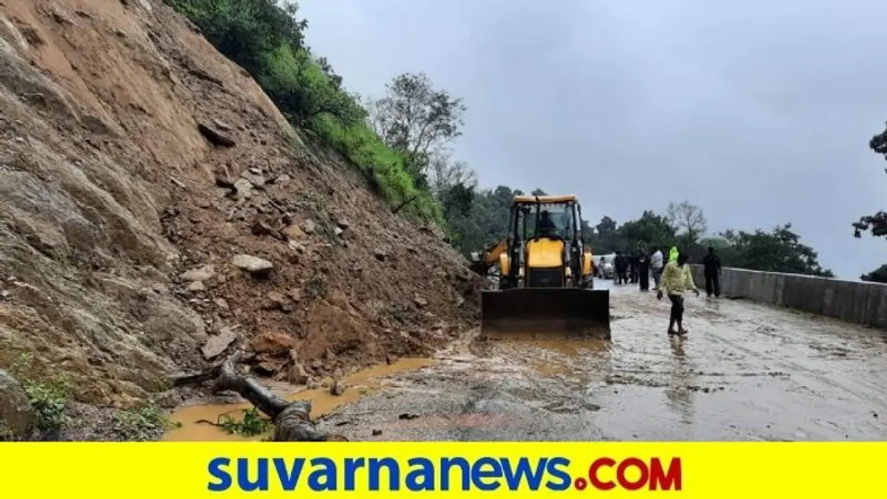 ಚಿಕ್ಕಮಗಳೂರಲ್ಲಿ ಭೂಕುಸಿತ, ಜನಜೀವನ ಅಸ್ತವ್ಯಸ್ತ: ಹಲವೆಡೆ ಭಾರೀ ಅನಾಹುತ ಚಿಕ್ಕಮಗಳೂರಲ್ಲಿ ಭೂಕುಸಿತ, ಜನಜೀವನ ಅಸ್ತವ್ಯಸ್ತ: ಹಲವೆಡೆ ಭಾರೀ ಅನಾಹುತ