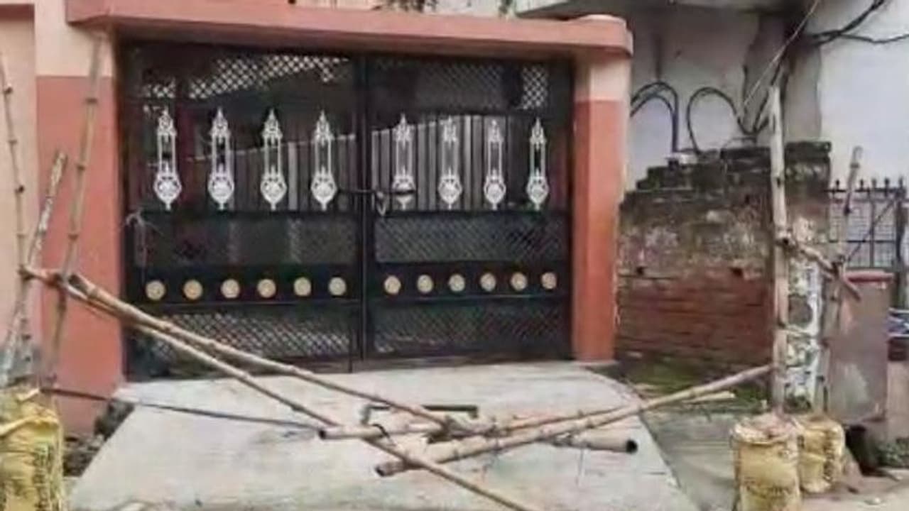 কন্টেনমেন্টন জোনের ব্যারিকেড 'খুললেন' বিদায়ী কাউন্সিলর, আতঙ্ক ছড়াল শহরে কন্টেনমেন্টন জোনের ব্যারিকেড 'খুললেন' বিদায়ী কাউন্সিলর, আতঙ্ক ছড়াল শহরে