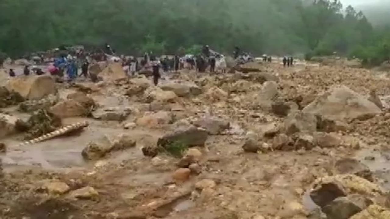 প্রাকৃতিক তাণ্ডবে বিপর্যস্ত কেরলের পাশে প্রধানমন্ত্রী, প্রবল বৃষ্টিতে ব্যাহত উদ্ধারকাজ প্রাকৃতিক তাণ্ডবে বিপর্যস্ত কেরলের পাশে প্রধানমন্ত্রী, প্রবল বৃষ্টিতে ব্যাহত উদ্ধারকাজ