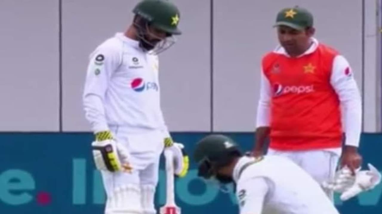 ಚಾಂಪಿಯನ್ಸ್ ಟ್ರೋಫಿ ಗೆಲ್ಲಿಸಿಕೊಟ್ಟ ನಾಯಕನೀಗ ಕೈಯಲ್ಲಿ ಶೂ ಹಿಡಿದು ವಾಟರ್ ಮ್ಯಾನ್..! ಚಾಂಪಿಯನ್ಸ್ ಟ್ರೋಫಿ ಗೆಲ್ಲಿಸಿಕೊಟ್ಟ ನಾಯಕನೀಗ ಕೈಯಲ್ಲಿ ಶೂ ಹಿಡಿದು ವಾಟರ್ ಮ್ಯಾನ್..!