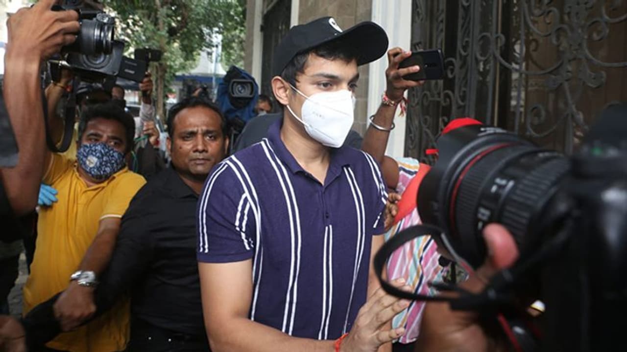 सुशांत मौत : रिया ने ईडी से कहा, मैंने नहीं निकाले 15 करोड़ रु. पूछताछ जारी, भाई को 2 घंटे बाद छोड़ा गया सुशांत मौत : रिया ने ईडी से कहा, मैंने नहीं निकाले 15 करोड़ रु. पूछताछ जारी, भाई को 2 घंटे बाद छोड़ा गया