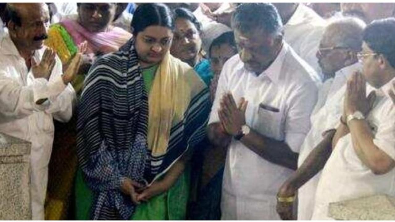 என் அவல நிலைக்கு ஓ.பி.எஸ் நடத்திய தர்மயுத்தம்தான் காரணம்... ஜெ.தீபா பாய்ச்சல்..! என் அவல நிலைக்கு ஓ.பி.எஸ் நடத்திய தர்மயுத்தம்தான் காரணம்... ஜெ.தீபா பாய்ச்சல்..!