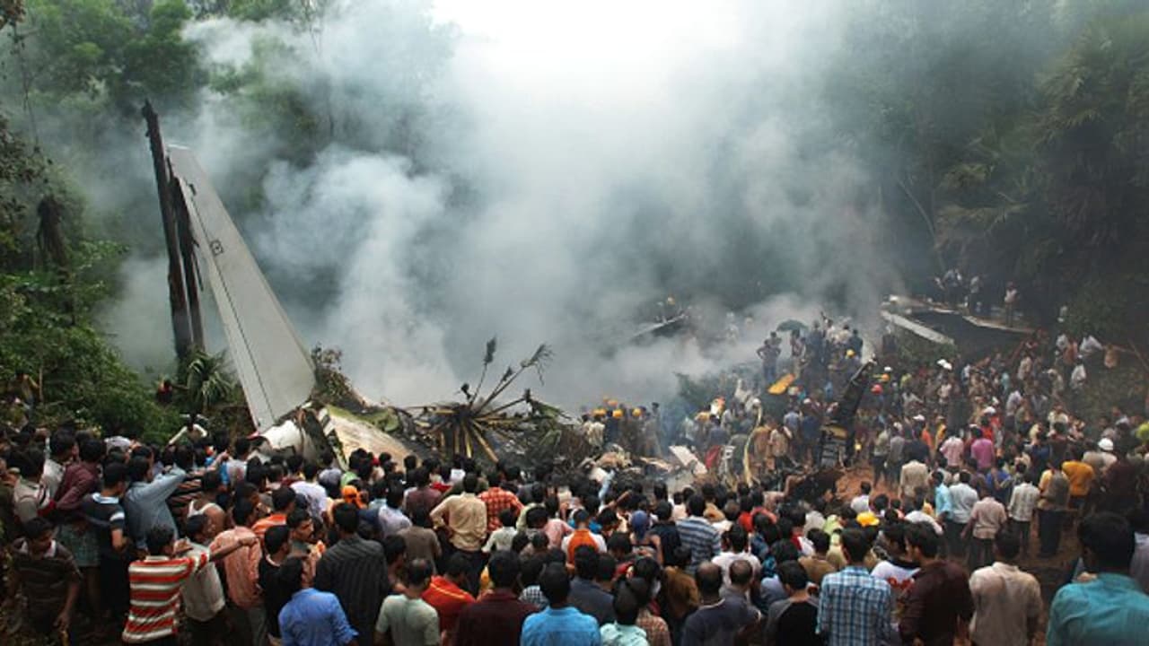 రష్యాలో కుప్పకూలిన విమానం: 19 మంది మృతి
