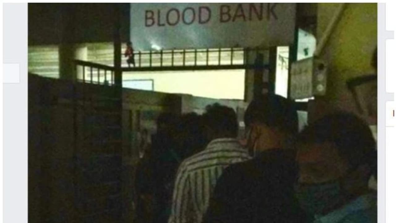 അര്ധരാത്രിയും രക്തബാങ്കിന് മുന്നില് കരുതലിന്റെ ക്യൂ അര്ധരാത്രിയും രക്തബാങ്കിന് മുന്നില് കരുതലിന്റെ ക്യൂ