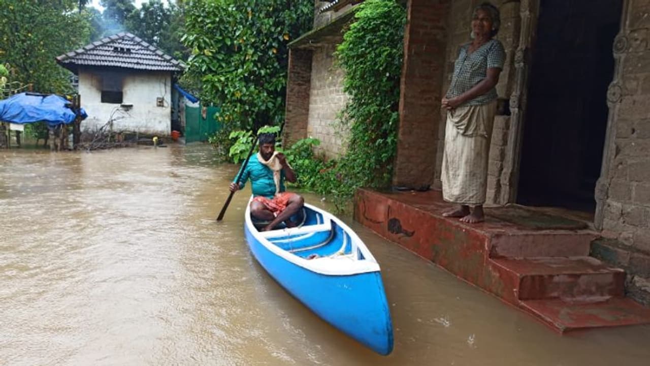 വെള്ളത്തില് മുങ്ങി അപ്പർകുട്ടനാട്; കുതിരച്ചാല് കോളനി വെള്ളത്തില് ഒറ്റപ്പെട്ടു വെള്ളത്തില് മുങ്ങി അപ്പർകുട്ടനാട്; കുതിരച്ചാല് കോളനി വെള്ളത്തില് ഒറ്റപ്പെട്ടു
