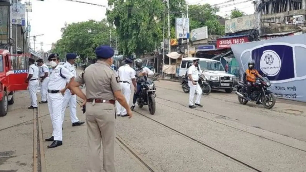 আজ সম্পূর্ণ লকডাউন, ২৮ টি জায়গায় গার্ডরেল বসিয়ে নাকা তল্লাশি চালাচ্ছে কলকাতা পুলিশ
