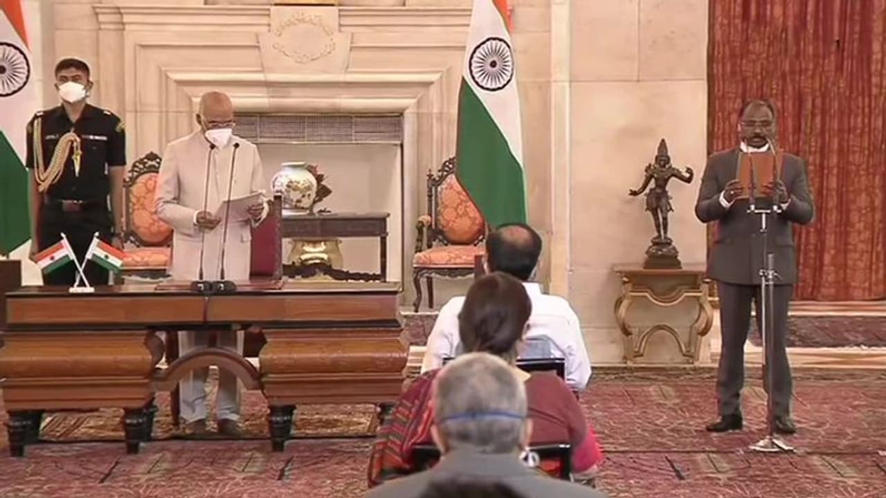 जीएस मुर्मू भारत के नए CAG, राष्ट्रपति रामनाथ कोविंद ने दिलाई शपथ जीएस मुर्मू भारत के नए CAG, राष्ट्रपति रामनाथ कोविंद ने दिलाई शपथ