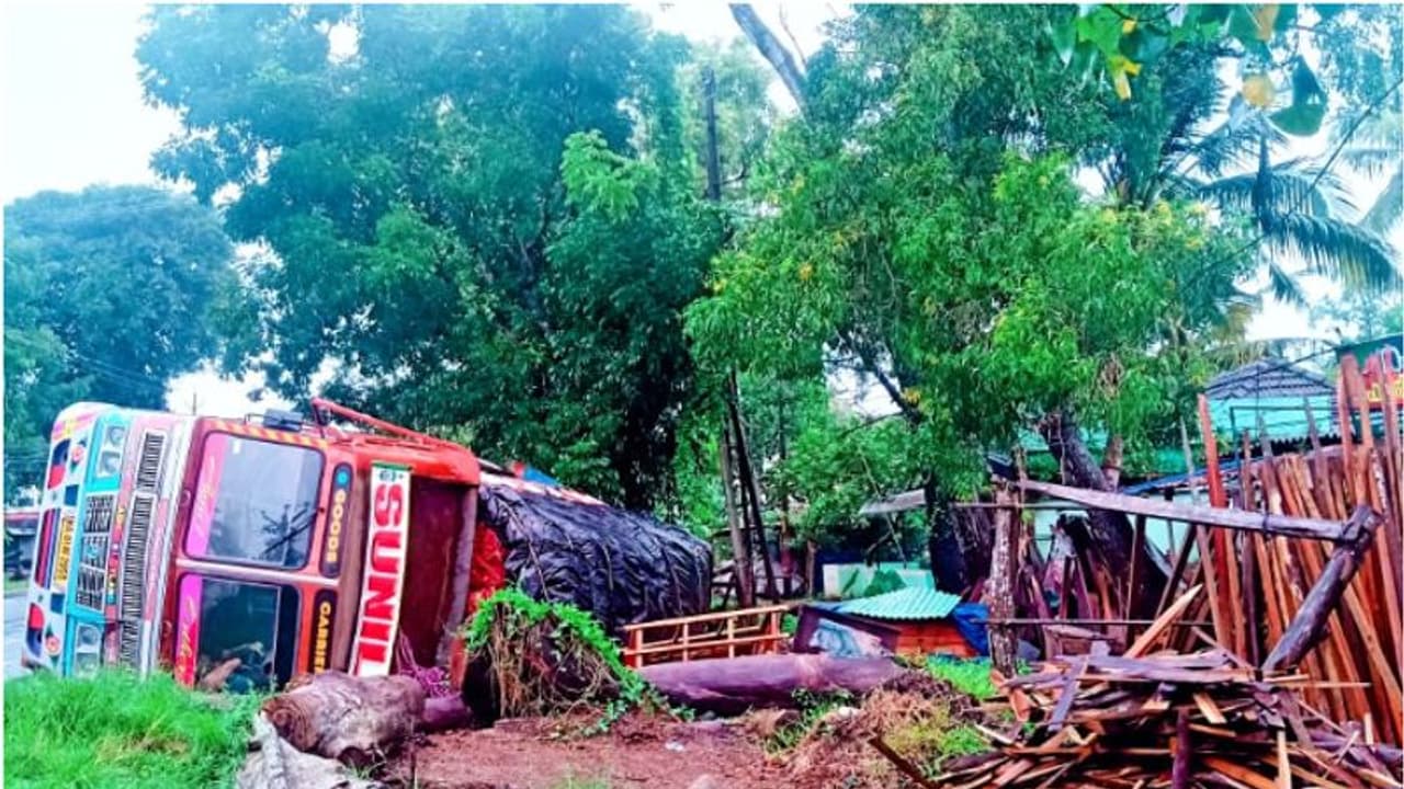 കായംകുളത്തേക്ക് സവാളയുമായി വന്ന ചരക്ക് ലോറി മറിഞ്ഞു; ലോറിയിലുണ്ടായിരുന്ന ഉടമക്ക് കൊവിഡ് കായംകുളത്തേക്ക് സവാളയുമായി വന്ന ചരക്ക് ലോറി മറിഞ്ഞു; ലോറിയിലുണ്ടായിരുന്ന ഉടമക്ക് കൊവിഡ്