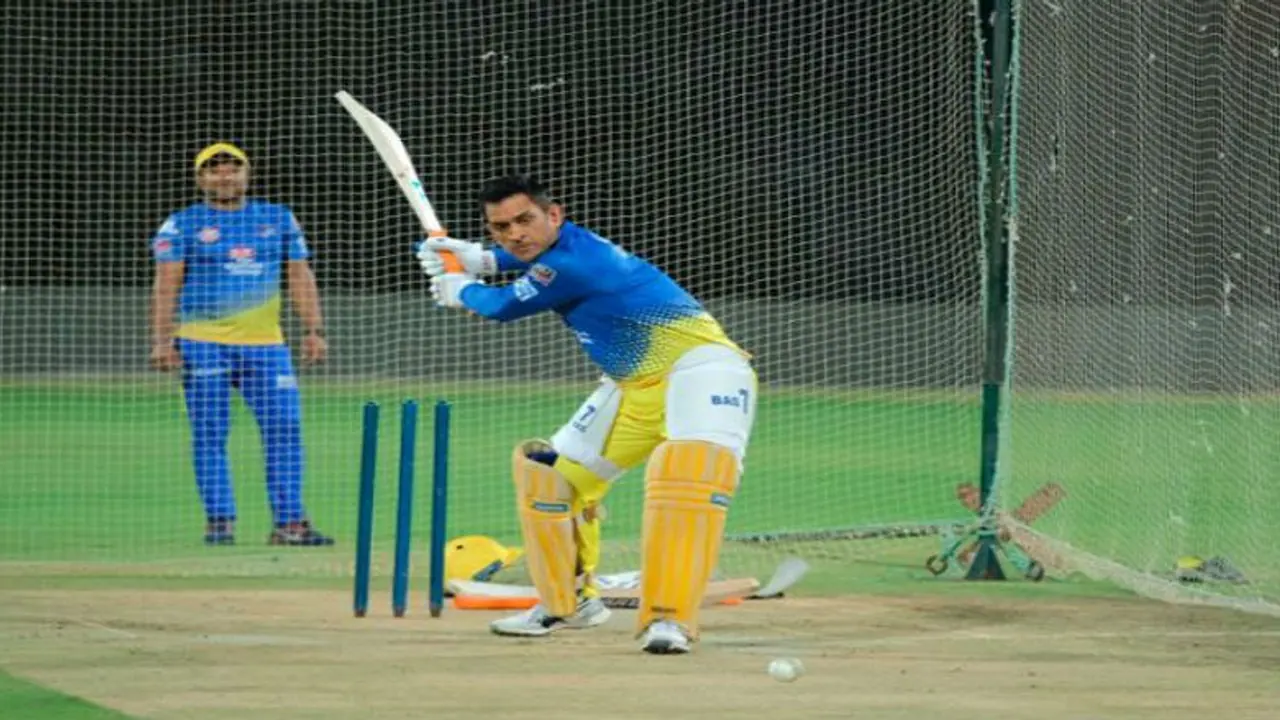 একের পর এক বিশাল ছক্কা হাকাচ্ছেন মাহি, মরুদেশে ধোনি ঝড়ের সতর্কবার্তা