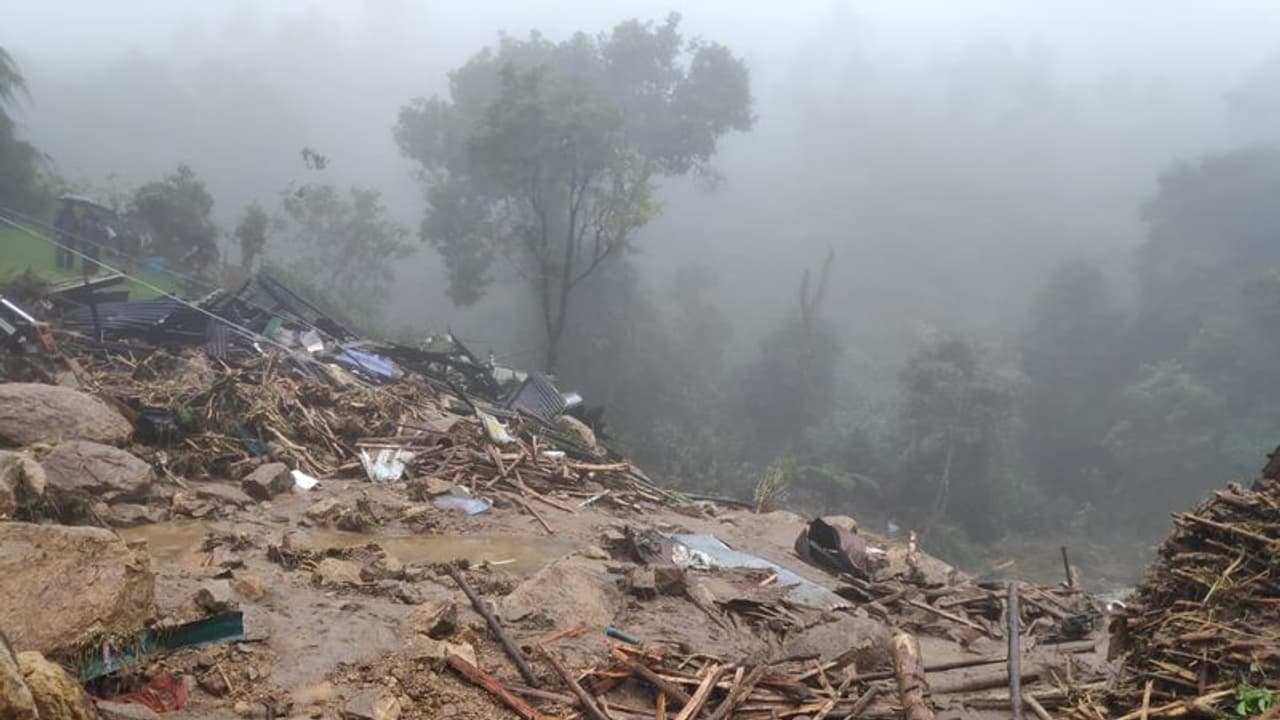 മൂന്നാറില് മഴ കനക്കുന്നു, ഉരുൾ പൊട്ടൽ ആവർത്തിക്കുമെന്ന ഭീതിയിൽ ജനങ്ങൾ... മൂന്നാറില് മഴ കനക്കുന്നു, ഉരുൾ പൊട്ടൽ ആവർത്തിക്കുമെന്ന ഭീതിയിൽ ജനങ്ങൾ...