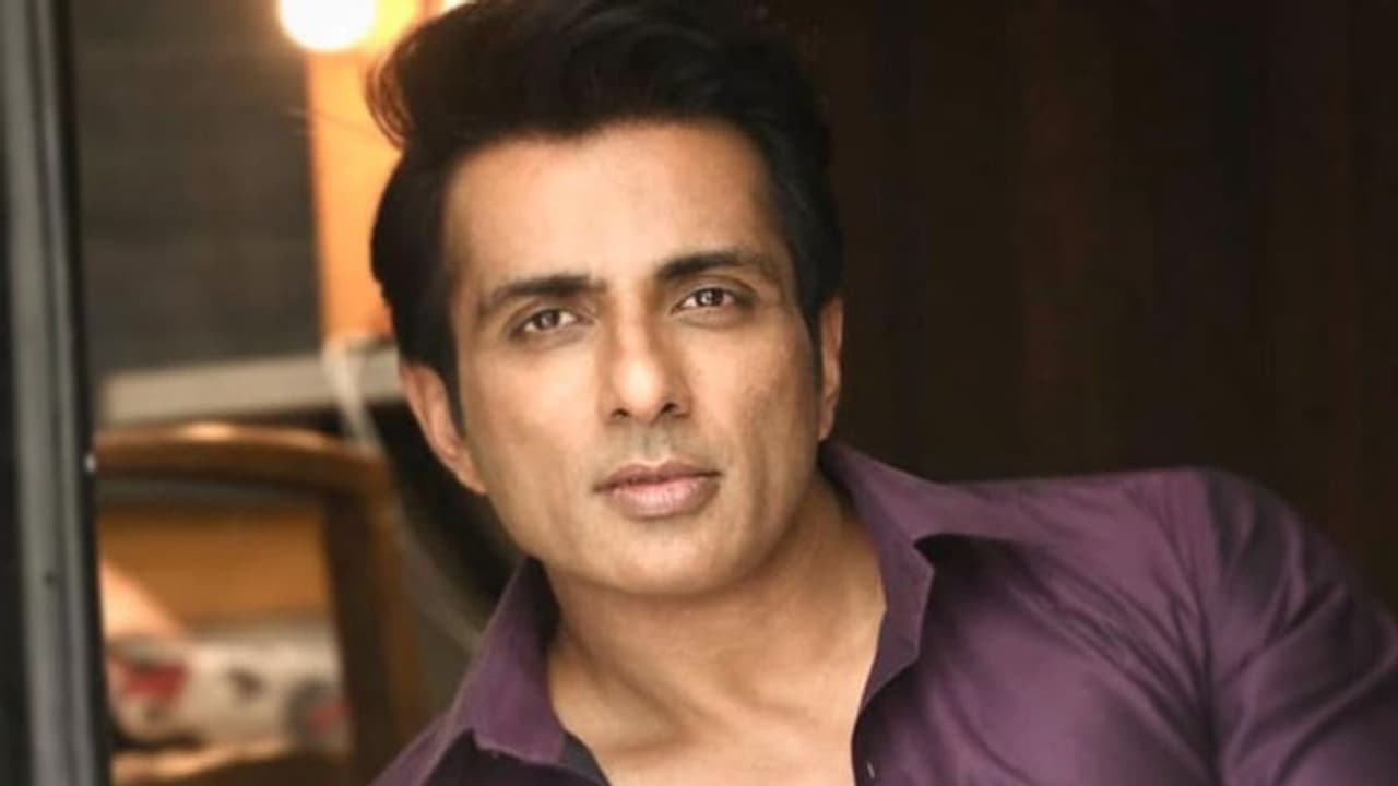 जहरीली शराब पीने से पिता की मौत, सदमे में मां ने भी छोड़ी दुनिया, अनाथ हुए 4 बच्चों को सोनू सूद ने लिया गोद जहरीली शराब पीने से पिता की मौत, सदमे में मां ने भी छोड़ी दुनिया, अनाथ हुए 4 बच्चों को सोनू सूद ने लिया गोद