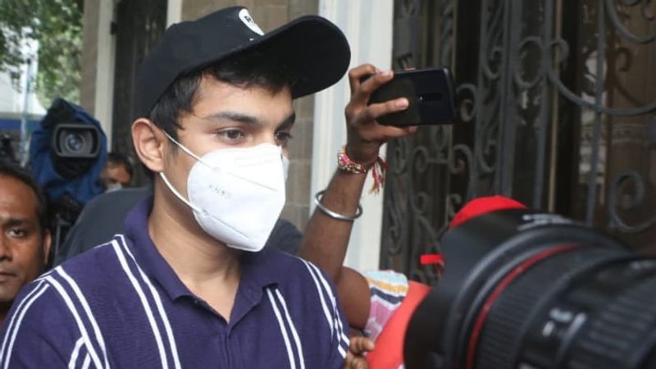 रिया के भाई शोविक से दूसरे दिन भी ईडी ऑफिस में पूछताछ, सुशांत के दोस्त को भी बुलाया गया रिया के भाई शोविक से दूसरे दिन भी ईडी ऑफिस में पूछताछ, सुशांत के दोस्त को भी बुलाया गया