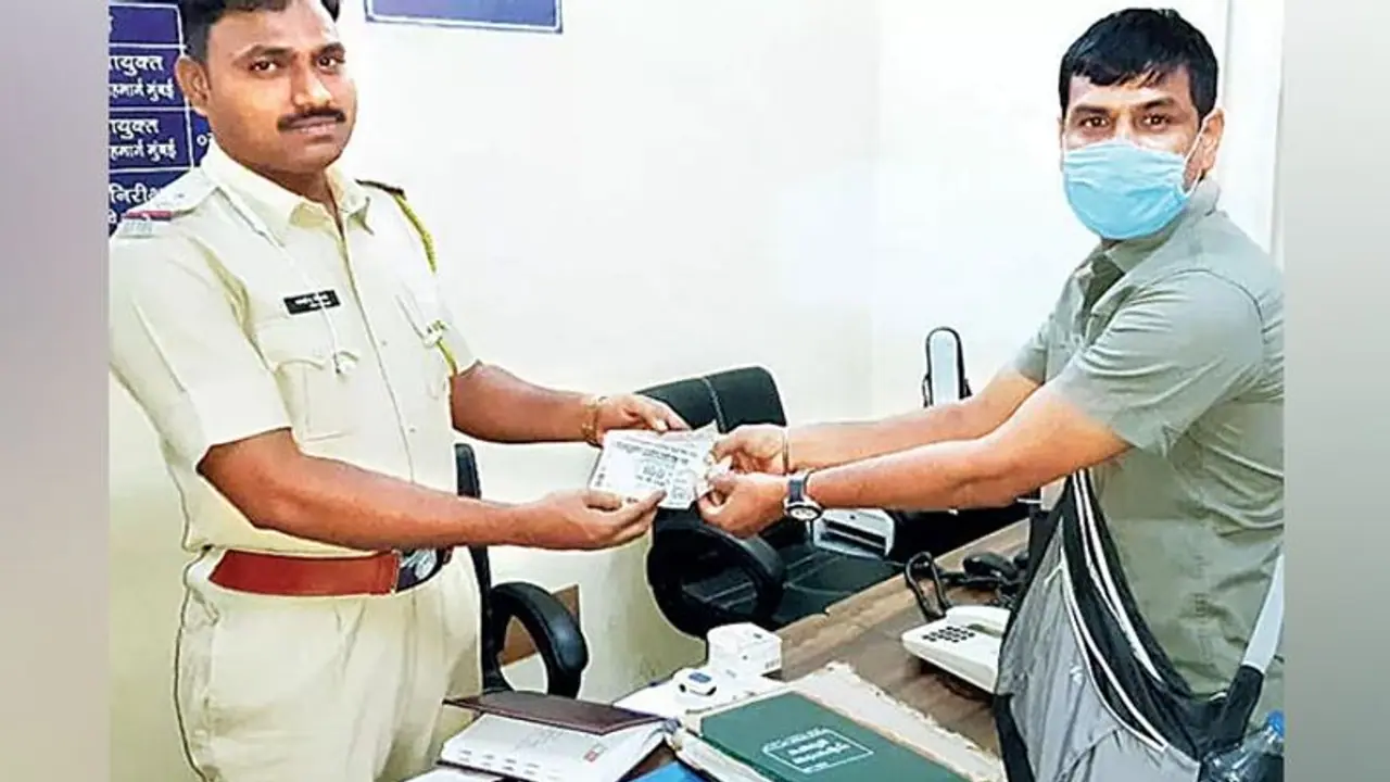 14 साल बाद थाने से आया फोन आपका पर्स मिल गया है...यह सुनकर शख्स को खुशी कम, हंसी ज्यादा आई 14 साल बाद थाने से आया फोन आपका पर्स मिल गया है...यह सुनकर शख्स को खुशी कम, हंसी ज्यादा आई