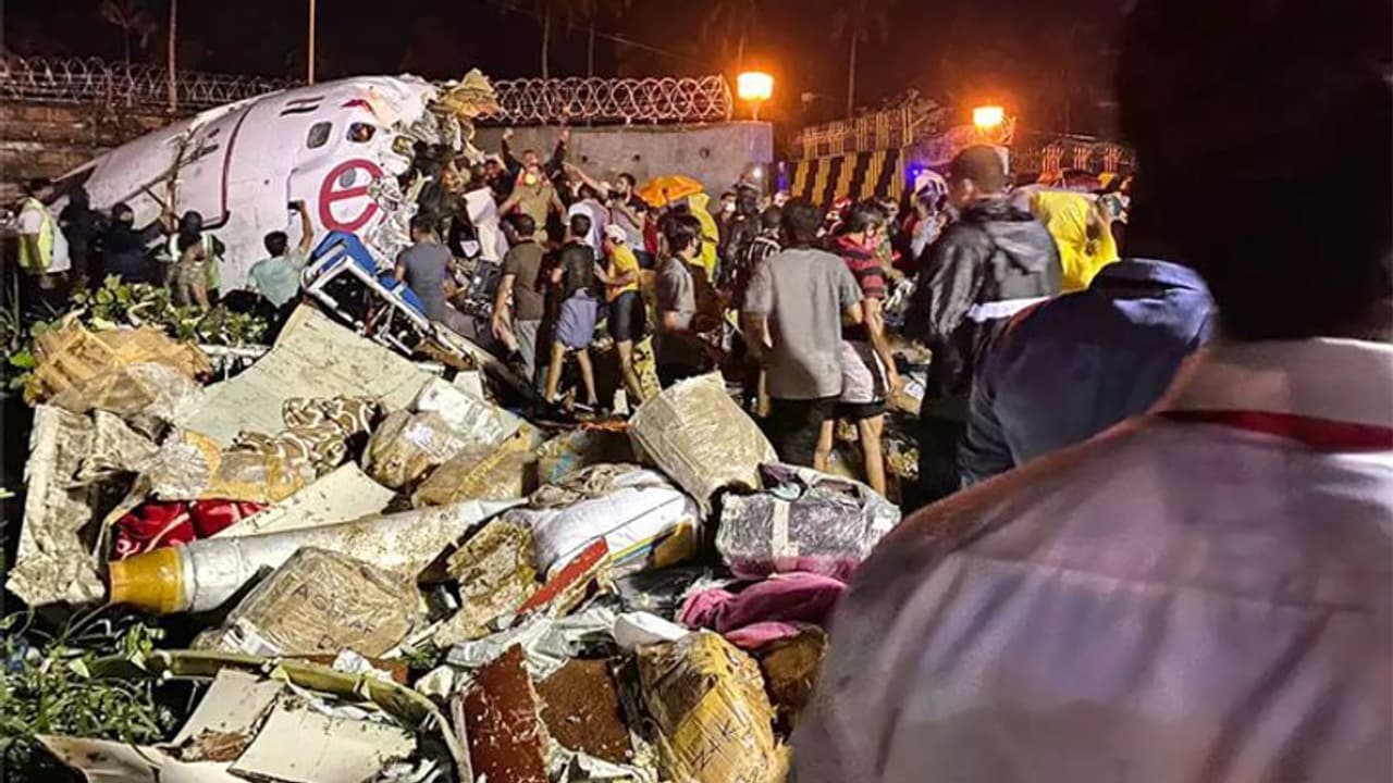 കരിപ്പൂർ വിമാനാപകടം: പരിക്കേറ്റ യാത്രക്കാരന് കൊവിഡ് സ്ഥിരീകരിച്ചു കരിപ്പൂർ വിമാനാപകടം: പരിക്കേറ്റ യാത്രക്കാരന് കൊവിഡ് സ്ഥിരീകരിച്ചു