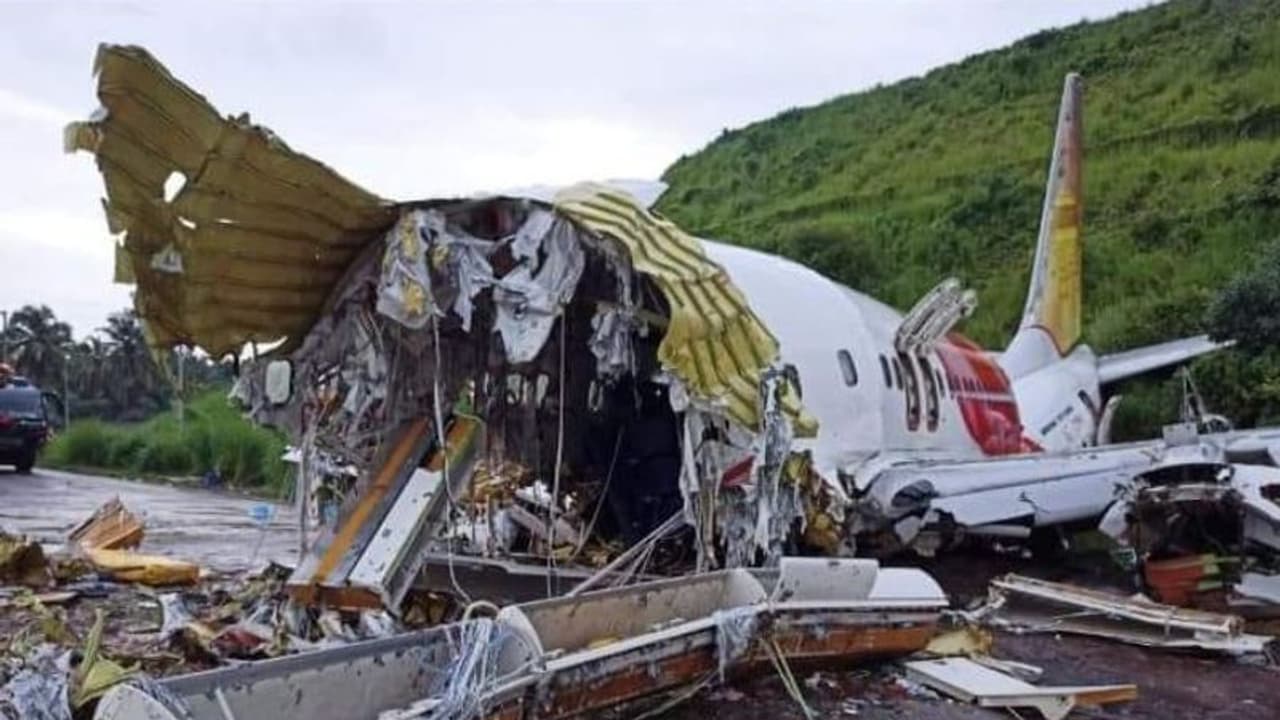 কোঝিকোড়ে বিমান দুর্ঘটনায় মৃতদের পরিবার পাবে ১০ লক্ষ করে ক্ষতিপূরণ, কেন্দ্রের পর ঘোষণা রাজ্যেরও কোঝিকোড়ে বিমান দুর্ঘটনায় মৃতদের পরিবার পাবে ১০ লক্ষ করে ক্ষতিপূরণ, কেন্দ্রের পর ঘোষণা রাজ্যেরও