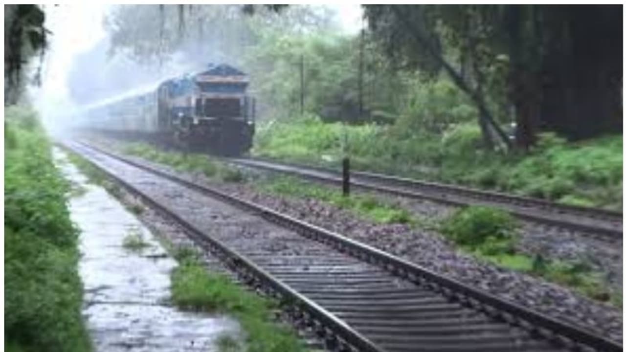 കൊങ്കൺ പാതയിൽ മണ്ണിടിച്ചിൽ; നിരവധി ട്രെയിനുകളുടെ സമയം ക്രമീകരിക്കും