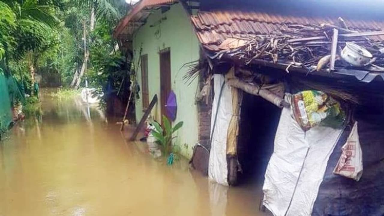 അപ്പർ കുട്ടനാട്ടിലെ 1500 ഓളം വീടുകൾ വെള്ളത്തിൽ അപ്പർ കുട്ടനാട്ടിലെ 1500 ഓളം വീടുകൾ വെള്ളത്തിൽ