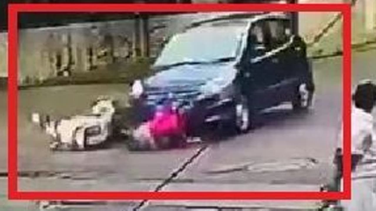 భూమ్మీద నూకలున్నాయ్: పై నుంచి కారు దూసుకెళ్లినా.. ప్రాణాలతో బయటపడింది భూమ్మీద నూకలున్నాయ్: పై నుంచి కారు దూసుకెళ్లినా.. ప్రాణాలతో బయటపడింది