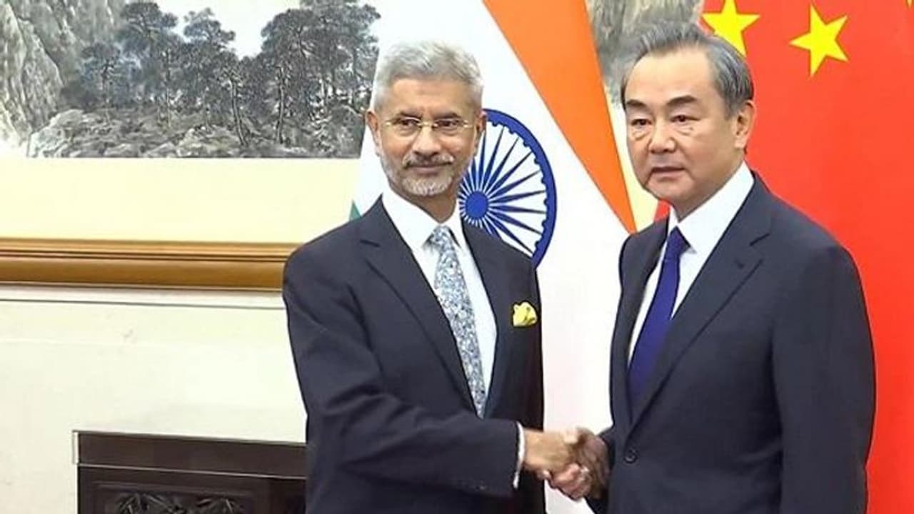 প্রায় আড়াই ঘণ্টার রুদ্ধদ্বার বৈঠক, সীমান্তে উত্তেজনা কমাতে ৫ বিষয়ে একমত হল ভারত ও চিন প্রায় আড়াই ঘণ্টার রুদ্ধদ্বার বৈঠক, সীমান্তে উত্তেজনা কমাতে ৫ বিষয়ে একমত হল ভারত ও চিন