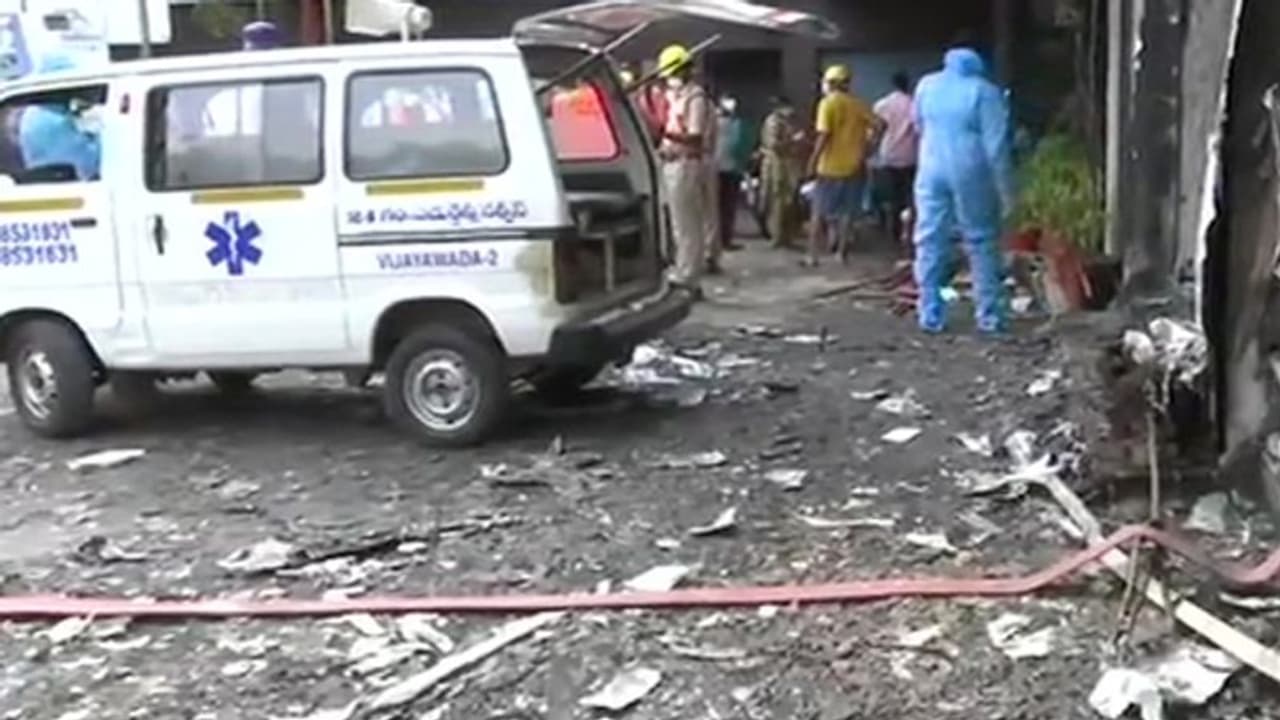 ஹோட்டலில் பயங்கர தீ விபத்து... கொரோனா நோயாளிகள் 11 பேர் உயிரிழப்பு.. உடனே 50 லட்சம் நிவாரணம் அறிவித்த முதல்வர்