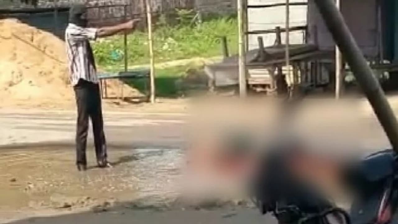 पति ने सड़क पर की पत्नी की हत्या, फिर थाने जाकर किया सरेंडर, सामने आ रही ये कहानी पति ने सड़क पर की पत्नी की हत्या, फिर थाने जाकर किया सरेंडर, सामने आ रही ये कहानी