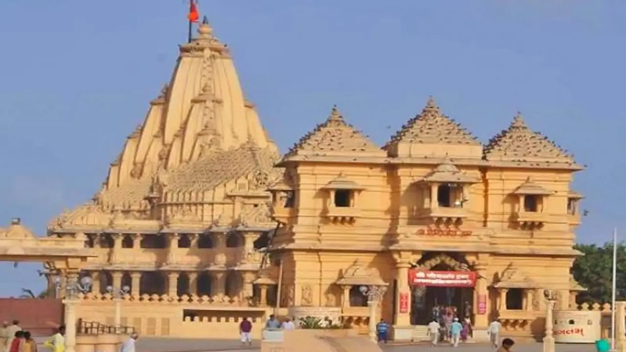 अद्भुतः द्वारकाधीश मंदिर पर गिरी बिजली, मंदिर पूरी तरह सुरक्षित, श्रद्धालु बोले श्रीकृष्ण ने बचा लिया अद्भुतः द्वारकाधीश मंदिर पर गिरी बिजली, मंदिर पूरी तरह सुरक्षित, श्रद्धालु बोले श्रीकृष्ण ने बचा लिया