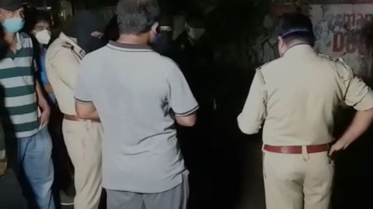 দরজায় কড়া নাড়ছে ভোট, লকডাউনের রাতে নোয়াপাড়া থানা এলাকায় উদ্ধার কাটা মুন্ডু সহ দেহ দরজায় কড়া নাড়ছে ভোট, লকডাউনের রাতে নোয়াপাড়া থানা এলাকায় উদ্ধার কাটা মুন্ডু সহ দেহ