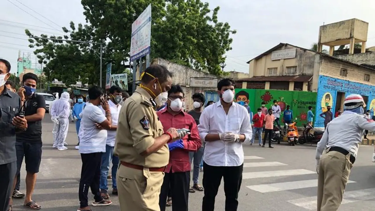 స్వర్ణ ప్యాలెస్ అగ్నిప్రమాదం: మాజీ ఎంపీ రాయపాటి కోడలి విచారణ స్వర్ణ ప్యాలెస్ అగ్నిప్రమాదం: మాజీ ఎంపీ రాయపాటి కోడలి విచారణ