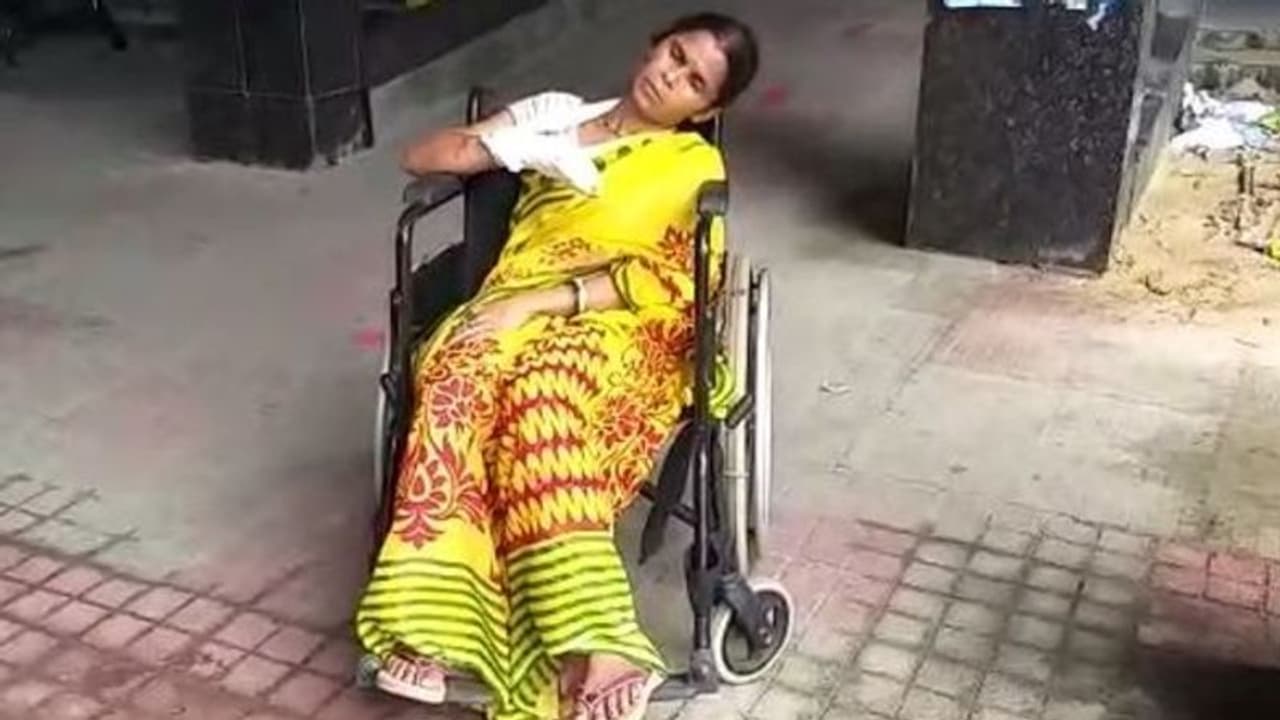 সুস্থ শরীরে পুজো দিয়ে ফিরলেন হুইল চেয়ারে, নিউটাউনে গাড়ির ধাক্কায় গুরুতর জখম এই দর্শনার্থী সুস্থ শরীরে পুজো দিয়ে ফিরলেন হুইল চেয়ারে, নিউটাউনে গাড়ির ধাক্কায় গুরুতর জখম এই দর্শনার্থী