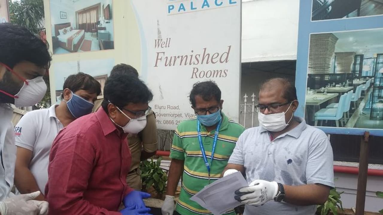 అలారం మోగలేదు, రూల్స్ బ్రేక్: విజయవాడ అగ్ని ప్రమాదంపై ఫైర్ డీజీ జయరామ్ నాయక్ అలారం మోగలేదు, రూల్స్ బ్రేక్: విజయవాడ అగ్ని ప్రమాదంపై ఫైర్ డీజీ జయరామ్ నాయక్