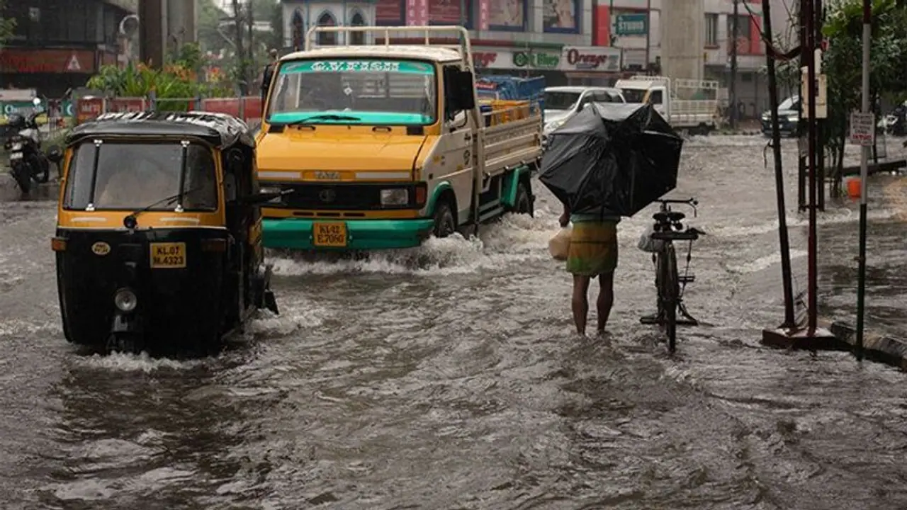 மக்களே உஷார்... இந்த மாவட்டங்களில் மிக கன மழை பெய்ய வாய்ப்பு... அலர்ட் கொடுக்கும் வானிலை மையம்..! மக்களே உஷார்... இந்த மாவட்டங்களில் மிக கன மழை பெய்ய வாய்ப்பு... அலர்ட் கொடுக்கும் வானிலை மையம்..!