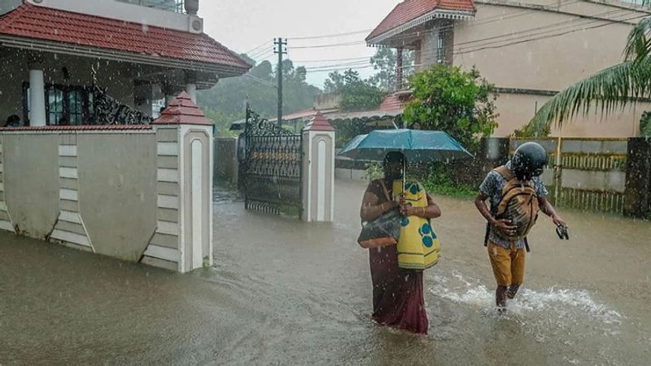 కృష్ణా జిల్లాలో భారీ వర్షాలు... బందరులో ఇదీ పరిస్థితి (వీడియో) కృష్ణా జిల్లాలో భారీ వర్షాలు... బందరులో ఇదీ పరిస్థితి (వీడియో)