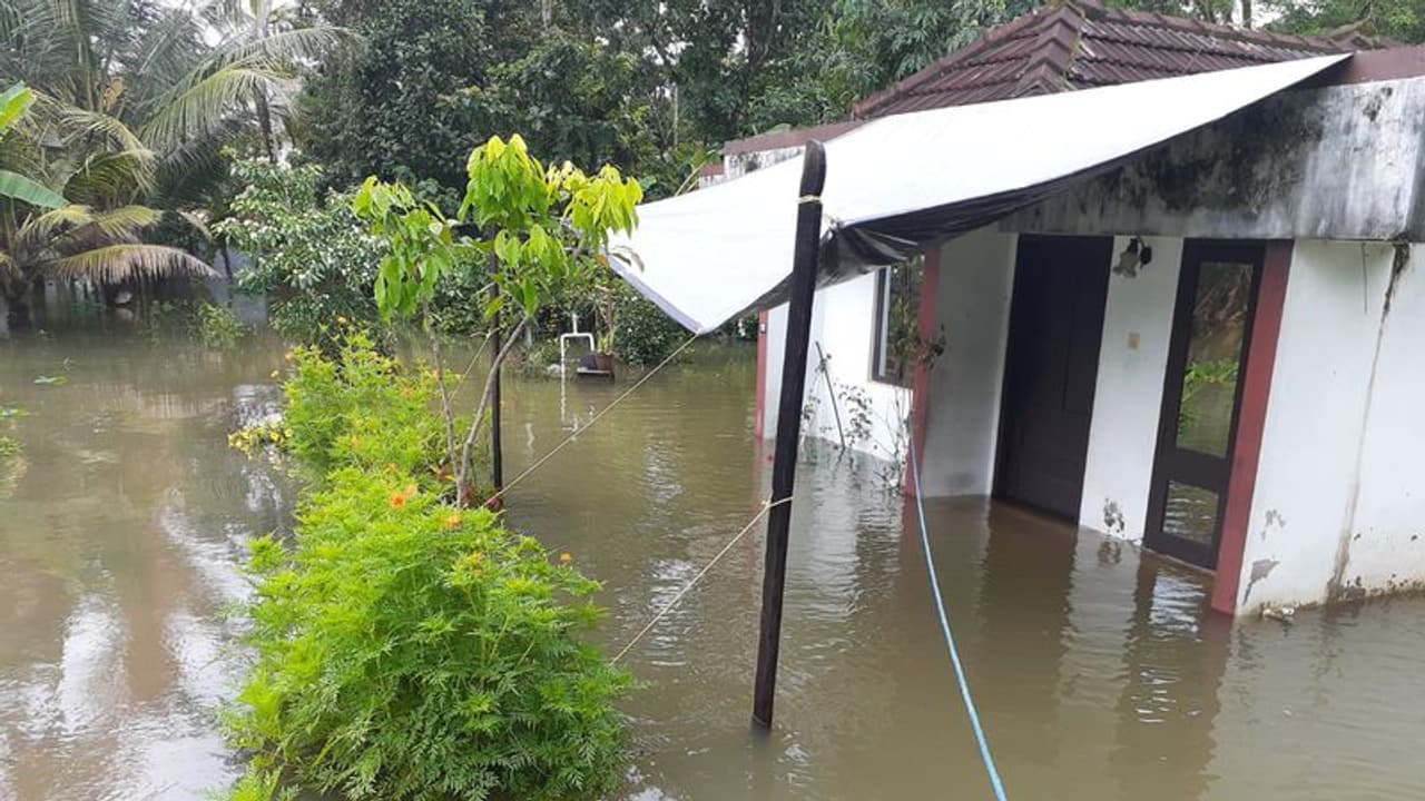 മഴ കുറയുന്നു, ജലനിരപ്പ് താഴുന്നു; എങ്കിലും ജാഗ്രത തുടരണമെന്ന് ഓര്മ്മിപ്പിച്ച് മുഖ്യമന്ത്രി മഴ കുറയുന്നു, ജലനിരപ്പ് താഴുന്നു; എങ്കിലും ജാഗ്രത തുടരണമെന്ന് ഓര്മ്മിപ്പിച്ച് മുഖ്യമന്ത്രി