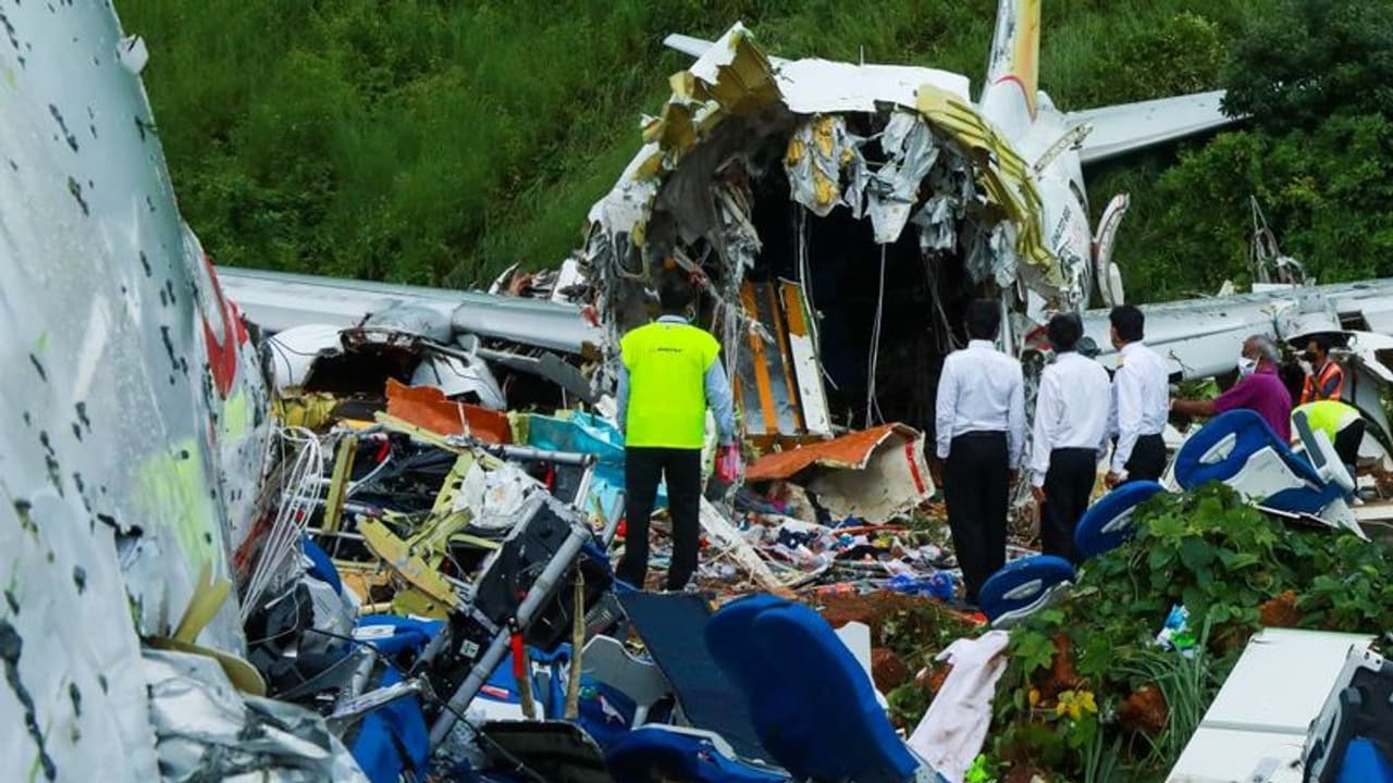 China Jet Crash: చైనా జెట్ క్రాష్ లో బ్లాక్ బాక్స్ లభ్యం.. షాకింగ్ సమాచారం వెలుగులోకి.. China Jet Crash: చైనా జెట్ క్రాష్ లో బ్లాక్ బాక్స్ లభ్యం.. షాకింగ్ సమాచారం వెలుగులోకి..
