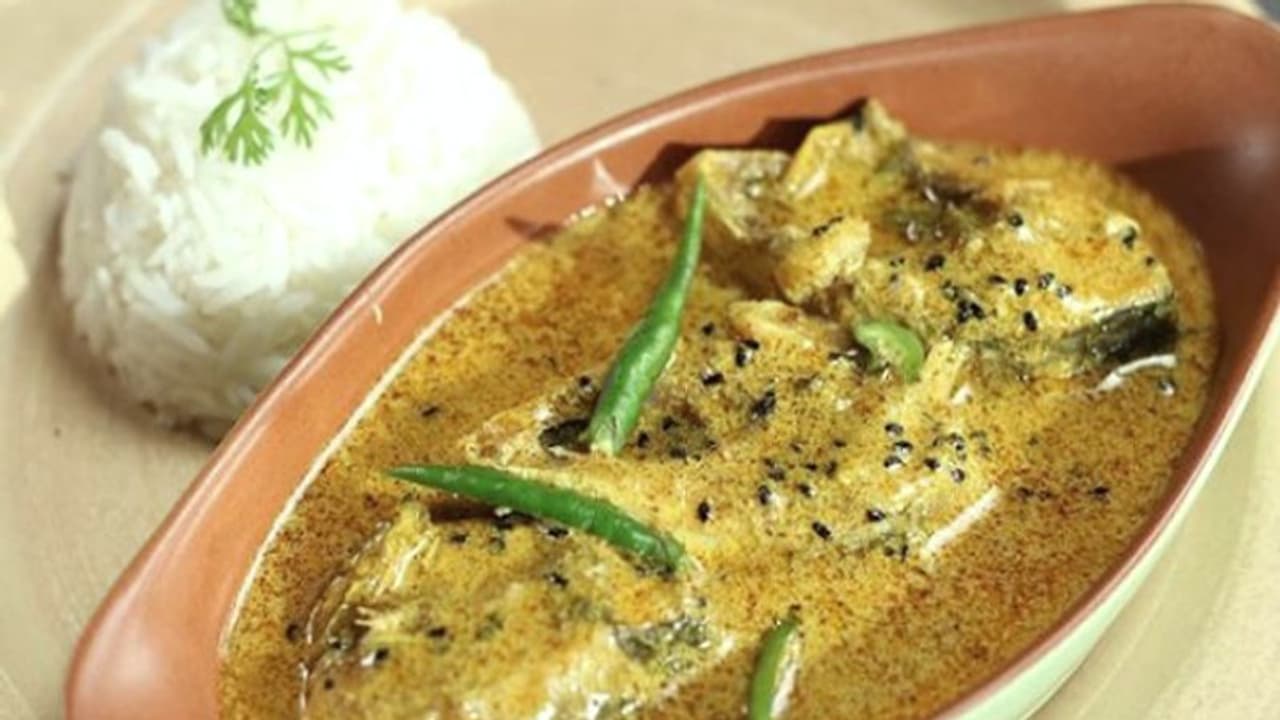 ফাদার্স ডে তে বাবার পাতে পড়ুক গরম ভাতে ভাপা ইলিশ, অনবদ্য স্বাদে এই রেসিপিতেই জমবে রবিবার ফাদার্স ডে তে বাবার পাতে পড়ুক গরম ভাতে ভাপা ইলিশ, অনবদ্য স্বাদে এই রেসিপিতেই জমবে রবিবার