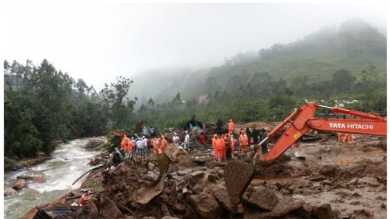 പെട്ടിമുടിയില് ഒരു കുടുംബത്തിലെ 10 പേര് അകപ്പെട്ടതിന്റെ വേദനയില് കറുപ്പായി പെട്ടിമുടിയില് ഒരു കുടുംബത്തിലെ 10 പേര് അകപ്പെട്ടതിന്റെ വേദനയില് കറുപ്പായി