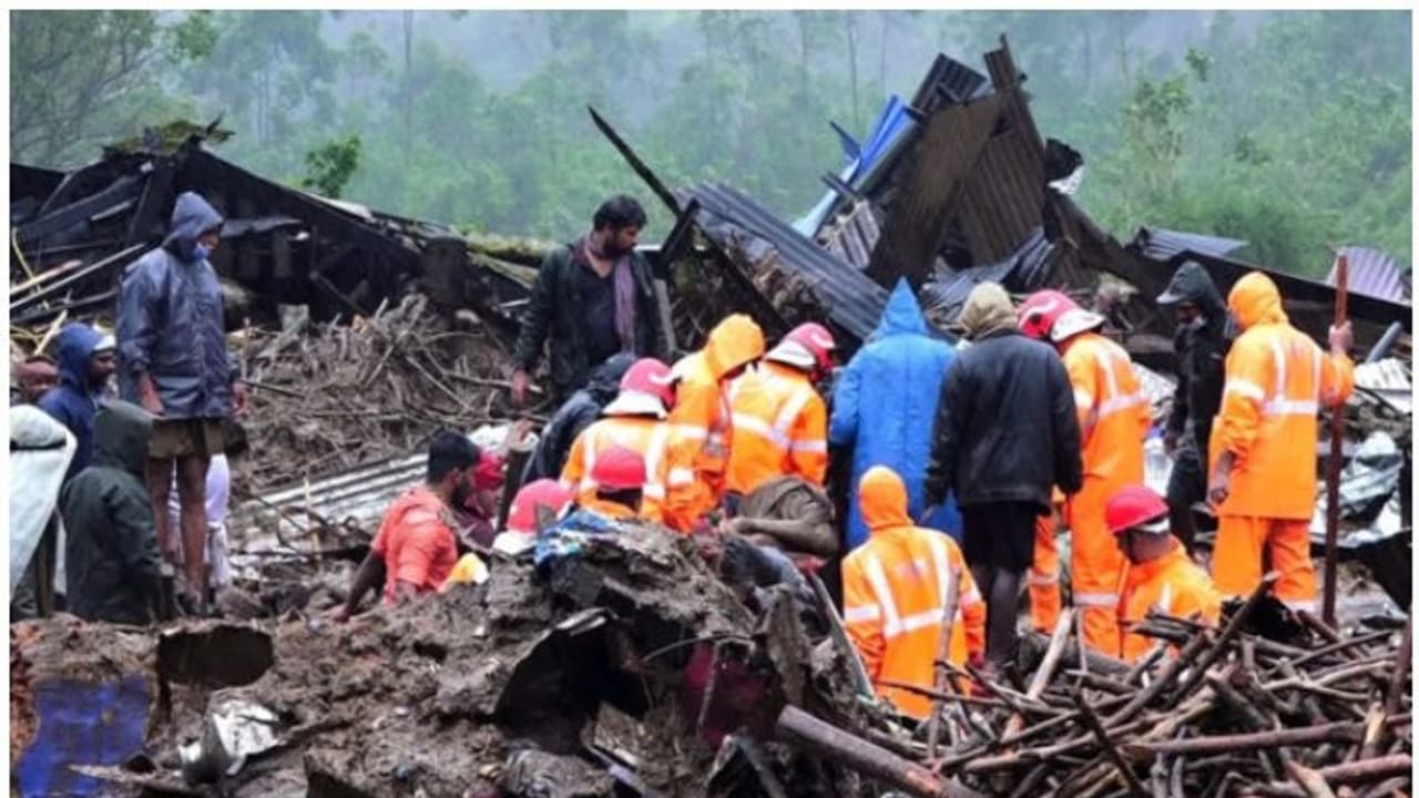 നോവായി രാജമല; ആറ് മാസം പ്രായമായ കുഞ്ഞിന്റെ മൃതദേഹം കണ്ടെത്തി, അവശേഷിക്കുന്ന 27 പേർക്കായി തെരച്ചിൽ തുടരുന്നു നോവായി രാജമല; ആറ് മാസം പ്രായമായ കുഞ്ഞിന്റെ മൃതദേഹം കണ്ടെത്തി, അവശേഷിക്കുന്ന 27 പേർക്കായി തെരച്ചിൽ തുടരുന്നു