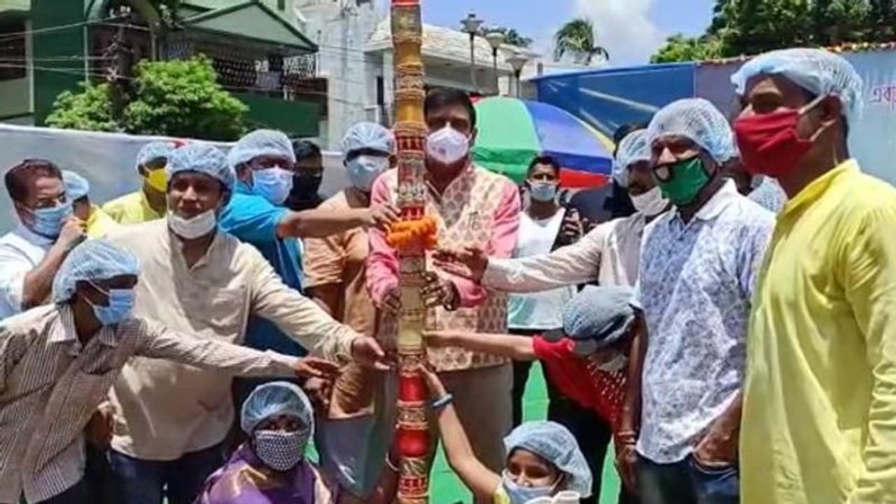 'ভালবাসা' দিয়েই ভয়কে জয়, খুঁটি পুজোতেই দুর্গাপূজোর প্রস্তুতি শুরু সল্টলেকের এই ব্লকের 'ভালবাসা' দিয়েই ভয়কে জয়, খুঁটি পুজোতেই দুর্গাপূজোর প্রস্তুতি শুরু সল্টলেকের এই ব্লকের