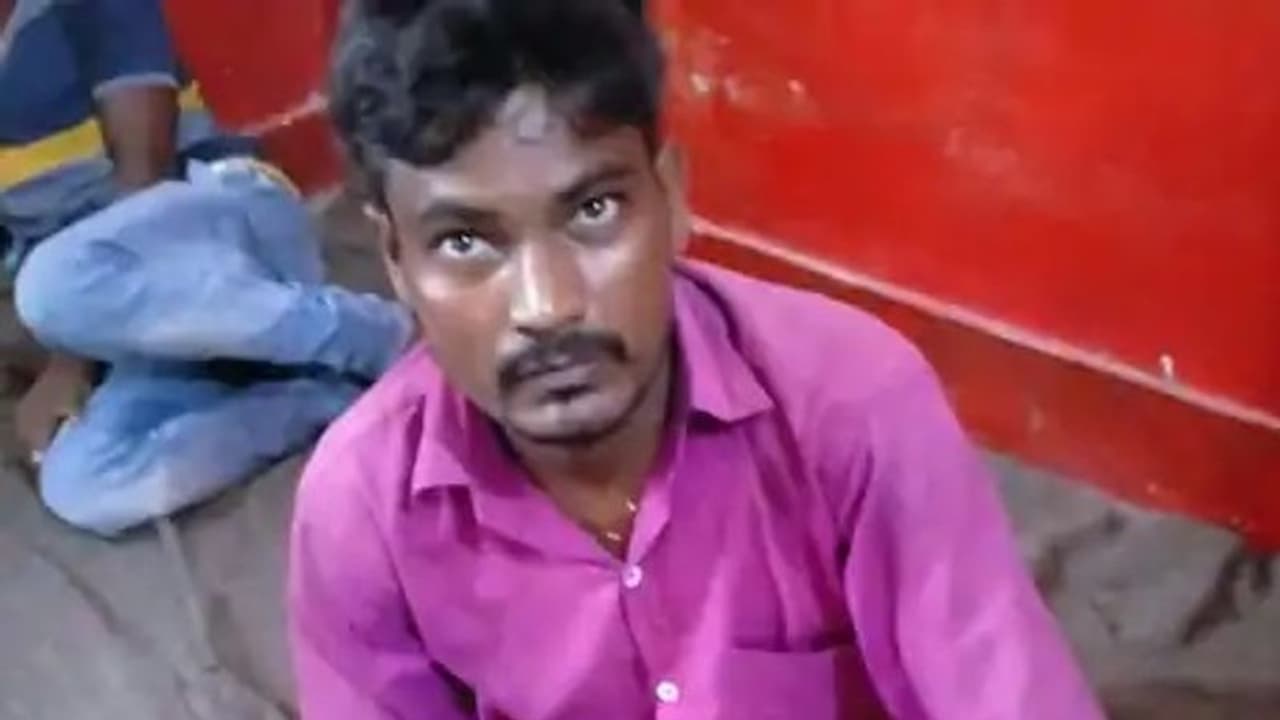 वीबी को जंगल में ले जाकर काट डाला,खून से सनी कुल्हाड़ी लेकर थाने पहुंचा पति, बोला पत्नी की हत्या करके आया हूं वीबी को जंगल में ले जाकर काट डाला,खून से सनी कुल्हाड़ी लेकर थाने पहुंचा पति, बोला पत्नी की हत्या करके आया हूं