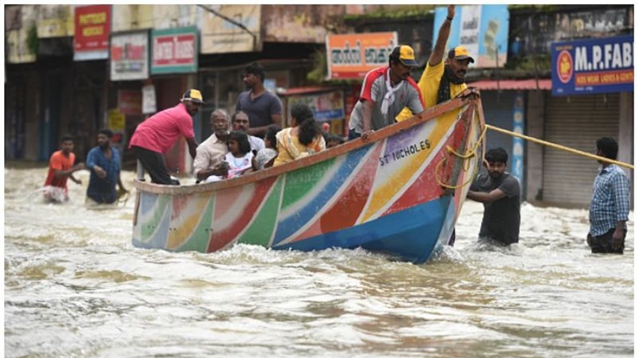 പ്രളയ രക്ഷാപ്രവർത്തനങ്ങൾക്കായി മത്സ്യത്തൊഴിലാളികളുടെ രക്ഷാസൈന്യം രൂപീകരിക്കാനൊരുങ്ങി തിരുവനന്തപുരം നഗരസഭ പ്രളയ രക്ഷാപ്രവർത്തനങ്ങൾക്കായി മത്സ്യത്തൊഴിലാളികളുടെ രക്ഷാസൈന്യം രൂപീകരിക്കാനൊരുങ്ങി തിരുവനന്തപുരം നഗരസഭ