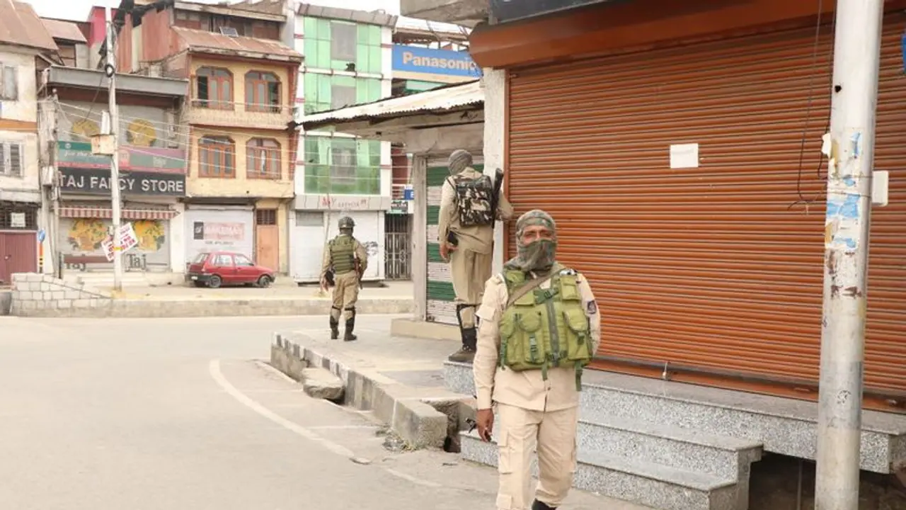 आतंकियों ने घर में घुसकर BJP नेता को मारी गोली, इलाज के दौरान मौत; 5 दिन में तीन नेताओं पर हुए हमले आतंकियों ने घर में घुसकर BJP नेता को मारी गोली, इलाज के दौरान मौत; 5 दिन में तीन नेताओं पर हुए हमले