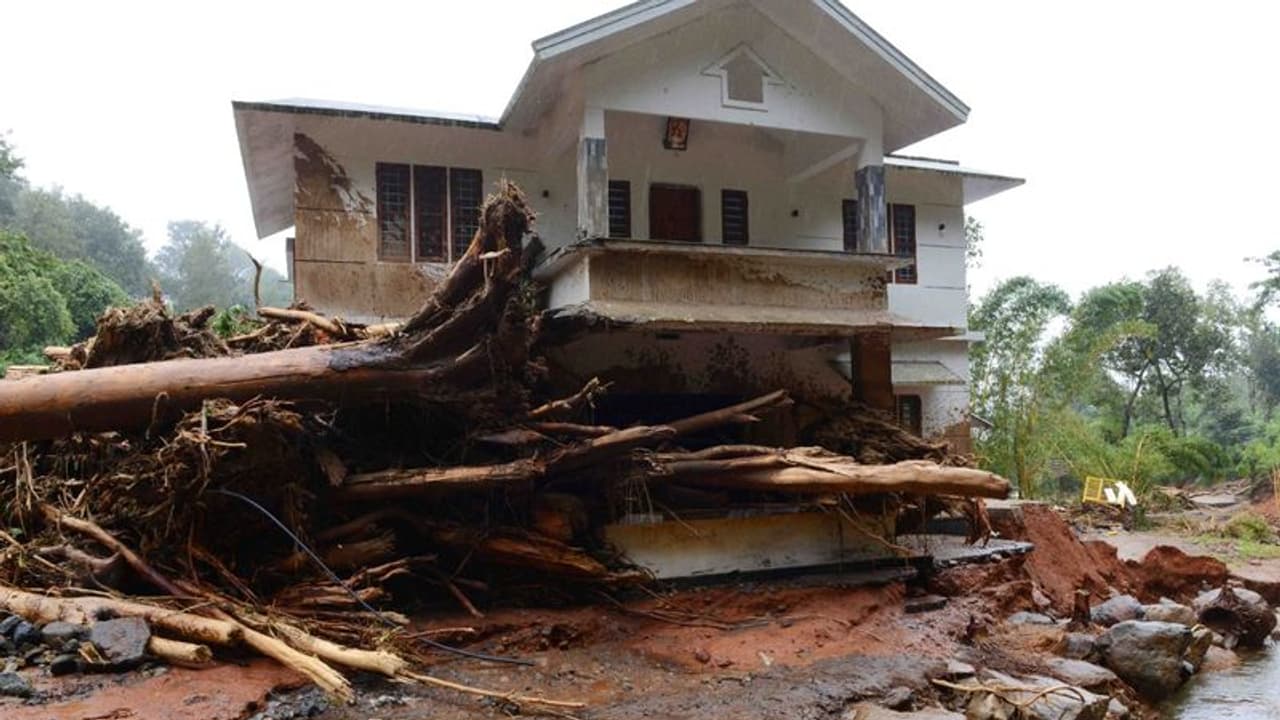 Wayanad Landslide: ಮುಂಡಕೈಯಲ್ಲಿ ಉಳಿದಿರೋದು 10 ಮನೆಗಳು ಮಾತ್ರ! Wayanad Landslide: ಮುಂಡಕೈಯಲ್ಲಿ ಉಳಿದಿರೋದು 10 ಮನೆಗಳು ಮಾತ್ರ!