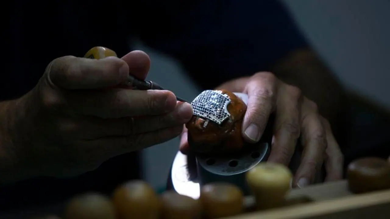 కర్నూల్ మహిళకు దక్కిన అదృష్టం: పొలం పనులు చేస్తుండగా దొరికిన వజ్రం