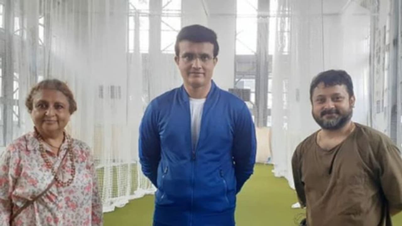 ৫ বছর পর হাতে উঠল ব্যাট, ২২ গজের ময়দানে শিবু নন্দিতার সঙ্গে 'মহারাজ'