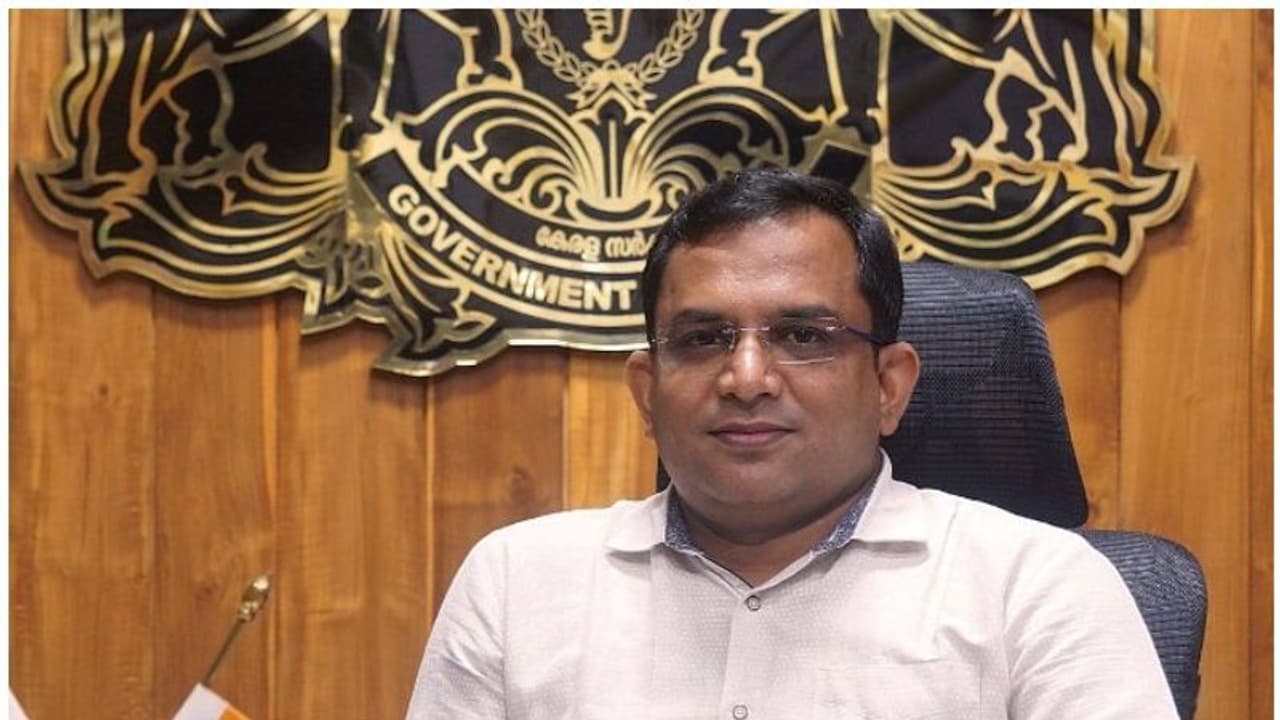 കരിപ്പൂര് വിമാനാപകടത്തിന്റെ രക്ഷാദൗത്യത്തിന് നേതൃത്വം നല്കി; മലപ്പുറം ജില്ലാ കളക്ടർ ക്വാറൻ്റീനില് കരിപ്പൂര് വിമാനാപകടത്തിന്റെ രക്ഷാദൗത്യത്തിന് നേതൃത്വം നല്കി; മലപ്പുറം ജില്ലാ കളക്ടർ ക്വാറൻ്റീനില്